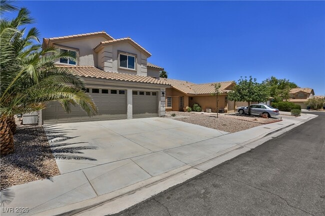 902 Cavaison Ave