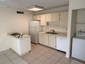 647 Executive Center Dr in West Palm Beach, FL - Building Photo - Building Photo