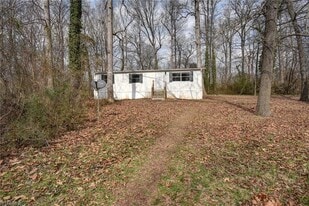4606 Woodvery Dr in Liberty, NC - Building Photo