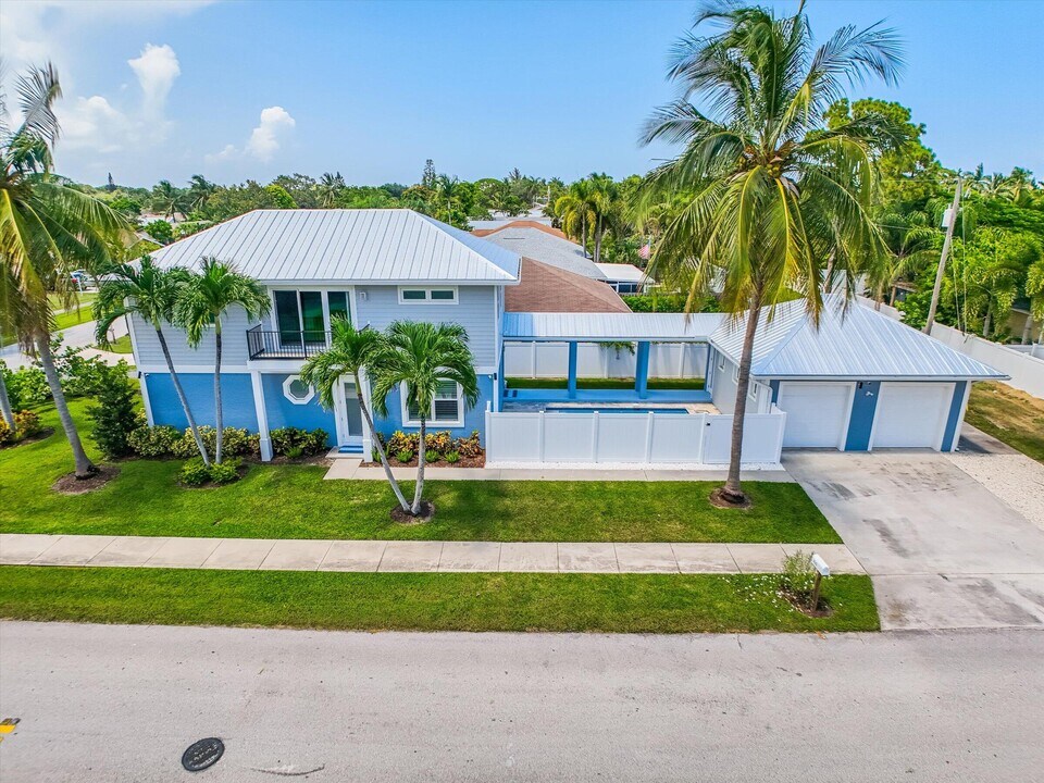 425 Hugh St in Jupiter, FL - Foto de edificio