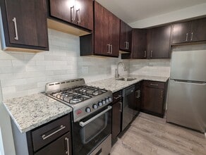 511 W Barry Ave, Unit #445-425 in Chicago, IL - Foto de edificio - Building Photo