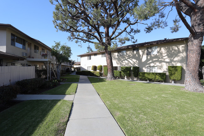 East Whittier Terrace in Whittier, CA - Foto de edificio - Building Photo