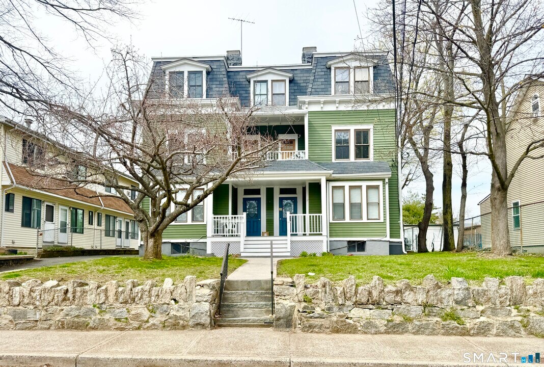 10 Linden Pl in Stamford, CT - Building Photo