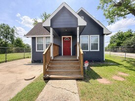 5302 Clay St in Houston, TX - Building Photo