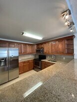 1460 NE 169th St, Unit 110 in North Miami Beach, FL - Building Photo