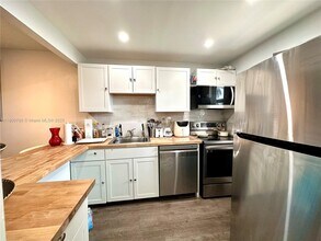 220 SW 9th Ave in Hallandale Beach, FL - Building Photo - Building Photo