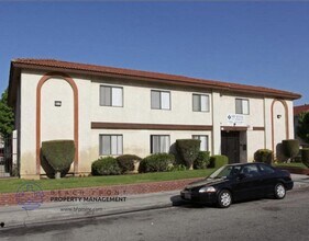 14427 Cerise Ave. in Hawthorne, CA - Foto de edificio - Building Photo