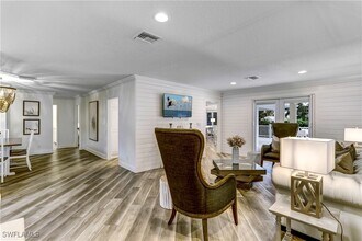 370 6th Ave S in Naples, FL - Building Photo - Building Photo