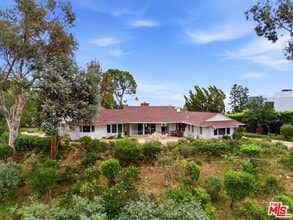 935 Linda Flora Dr in Los Angeles, CA - Building Photo - Building Photo