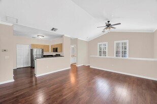 319 SE Kitching Cir in Stuart, FL - Building Photo