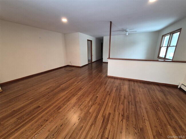 907 1st St in East Northport, NY - Building Photo - Building Photo