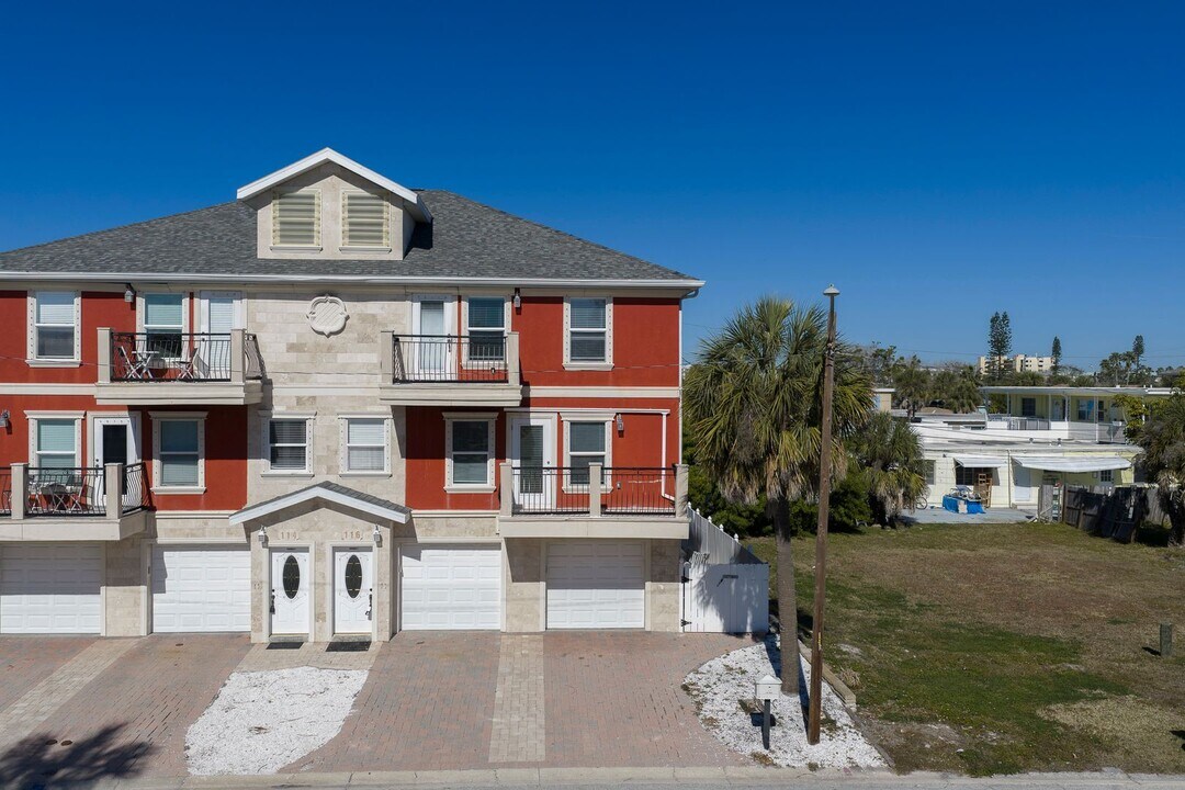 116 143rd Ave in Madeira Beach, FL - Foto de edificio