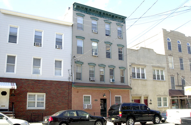 410 Adams St in Hoboken, NJ - Building Photo - Building Photo