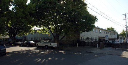 Green Villa Apartments in San Jose, CA - Foto de edificio - Building Photo