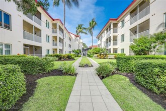 221 9th St S in Naples, FL - Foto de edificio - Building Photo