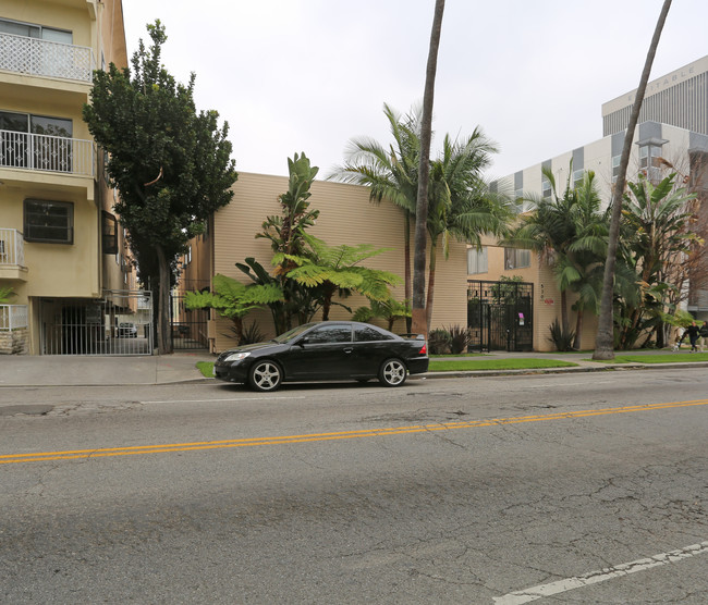 530 S Normandie Ave in Los Angeles, CA - Foto de edificio - Building Photo