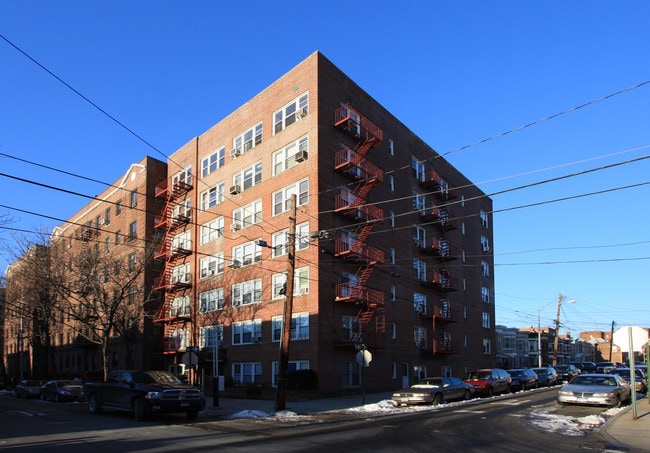 Venus Apartments in Flushing, NY - Foto de edificio - Building Photo
