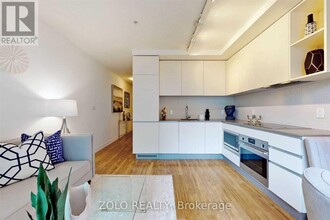 377-377 Madison Ave in Toronto, ON - Building Photo - Building Photo