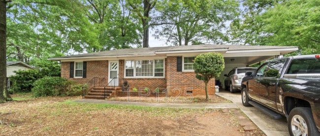 property at 1011 W Poplar St