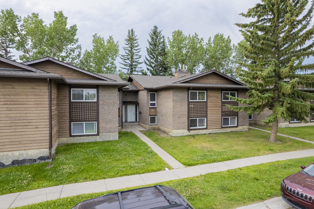 233 Woodridge Dr SW in Calgary, AB - Building Photo