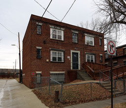 819 51st St SE in Washington, DC - Foto de edificio - Building Photo