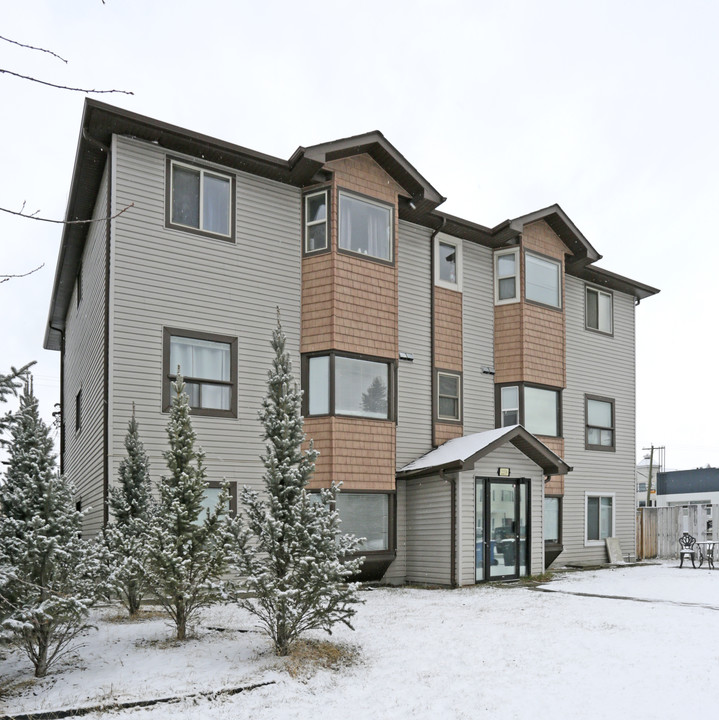 2218 Westmount Rd NW in Calgary, AB - Building Photo