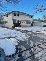 9 Railroad St in East Dundee, IL - Building Photo