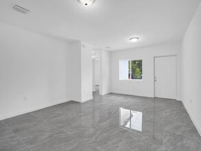2448 NW 42nd St in Miami, FL - Building Photo - Building Photo