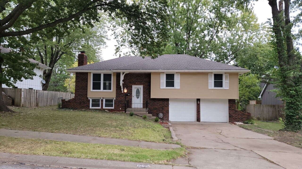 12805 Ewing Ave in Grandview, MO - Building Photo