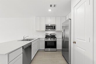 214 Forest W St in Magnolia, TX - Building Photo - Building Photo
