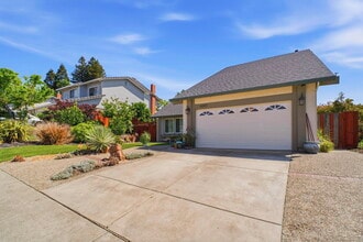 6001 Castlebrook Dr in Castro Valley, CA - Foto de edificio - Building Photo