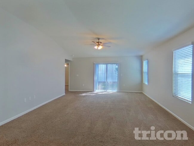 8430 Cape Fox Dr, Unit 402 in Jacksonville, FL - Building Photo - Building Photo