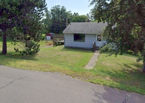 2302 Hillcrest Dr in Duluth, MN - Building Photo