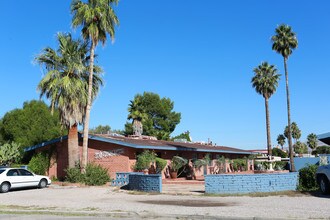 Twin Palms Apartments in Tucson, AZ - Building Photo - Building Photo