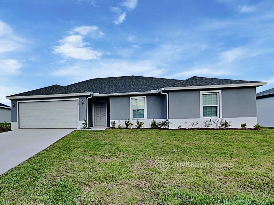 1025 SW 1st St in Cape Coral, FL - Building Photo