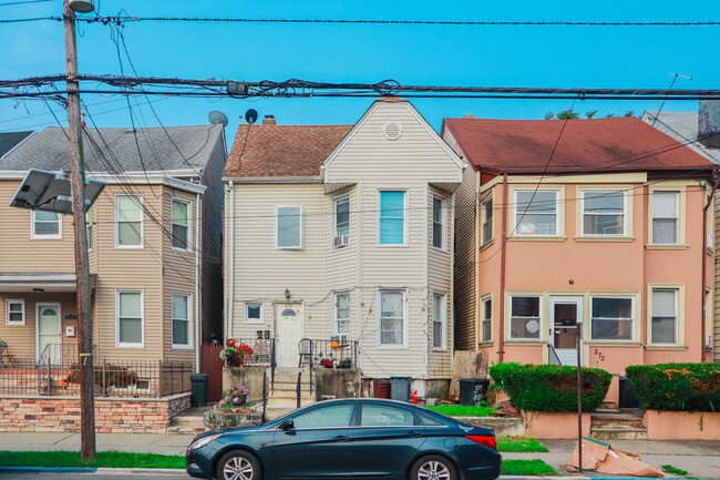 274 Getty Ave, Unit 2 in Paterson, NJ - Foto de edificio - Building Photo