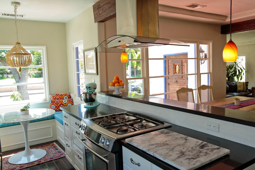 141 S Brighton St in Burbank, CA - Building Photo