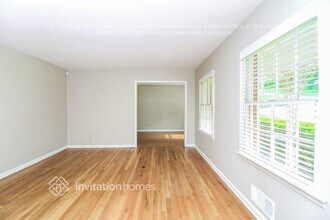1599 Knob Hill Dr NE in Atlanta, GA - Foto de edificio - Building Photo