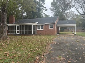 129 Cox Cir in Milledgeville, GA - Building Photo