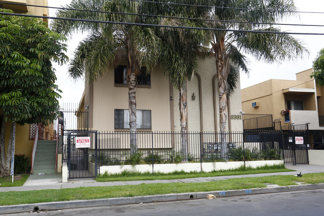 8361 Cedros Ave in Panorama City, CA - Foto de edificio - Building Photo