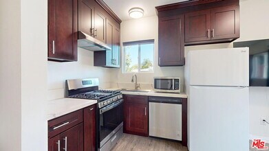 19198 Erwin St in Los Angeles, CA - Building Photo - Building Photo