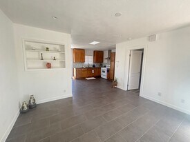 45025 10th St W in Lancaster, CA - Building Photo