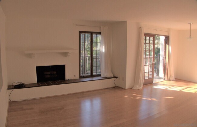 8686 Villa La Jolla Dr in San Diego, CA - Building Photo - Building Photo