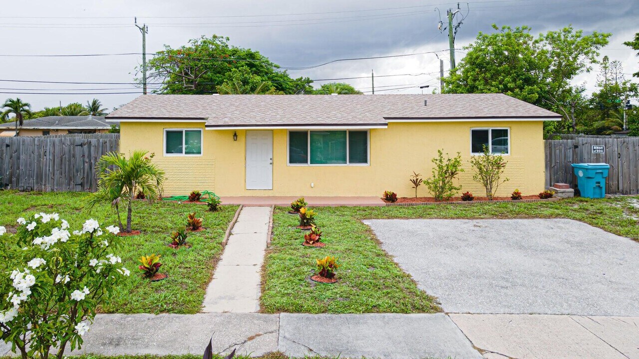 2181 NE 1st Ln in Boynton Beach, FL - Building Photo
