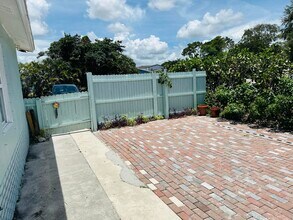 1520 Barbarie Ln in West Palm Beach, FL - Building Photo - Building Photo