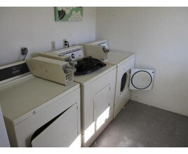 2032-2040 Wyda Way in Sacramento, CA - Foto de edificio - Other