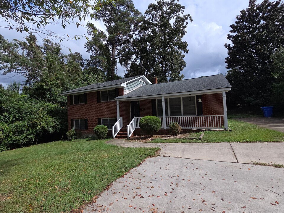 2415 Raeford Rd in Fayetteville, NC - Building Photo