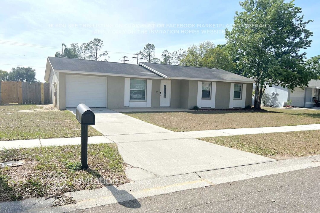 808 Kirkcaldy Way in Valrico, FL - Foto de edificio