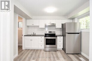 34 Highcourt Crescent in St Catharines, ON - Building Photo