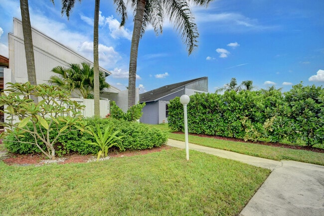 1348 The 12th Fairway in Wellington, FL - Foto de edificio - Building Photo